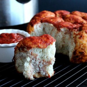 vSlow Cooker Pizza Pull Apart Bread will call your name & beg you to pull off a big fat roll slathered in pizza sauce