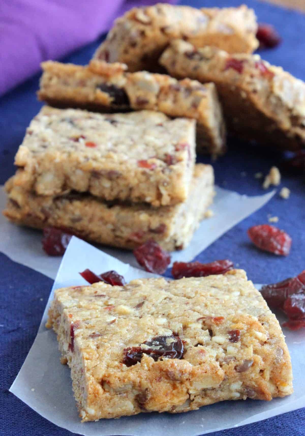 This vegan protein bars recipe made this one bar in front of more behind.