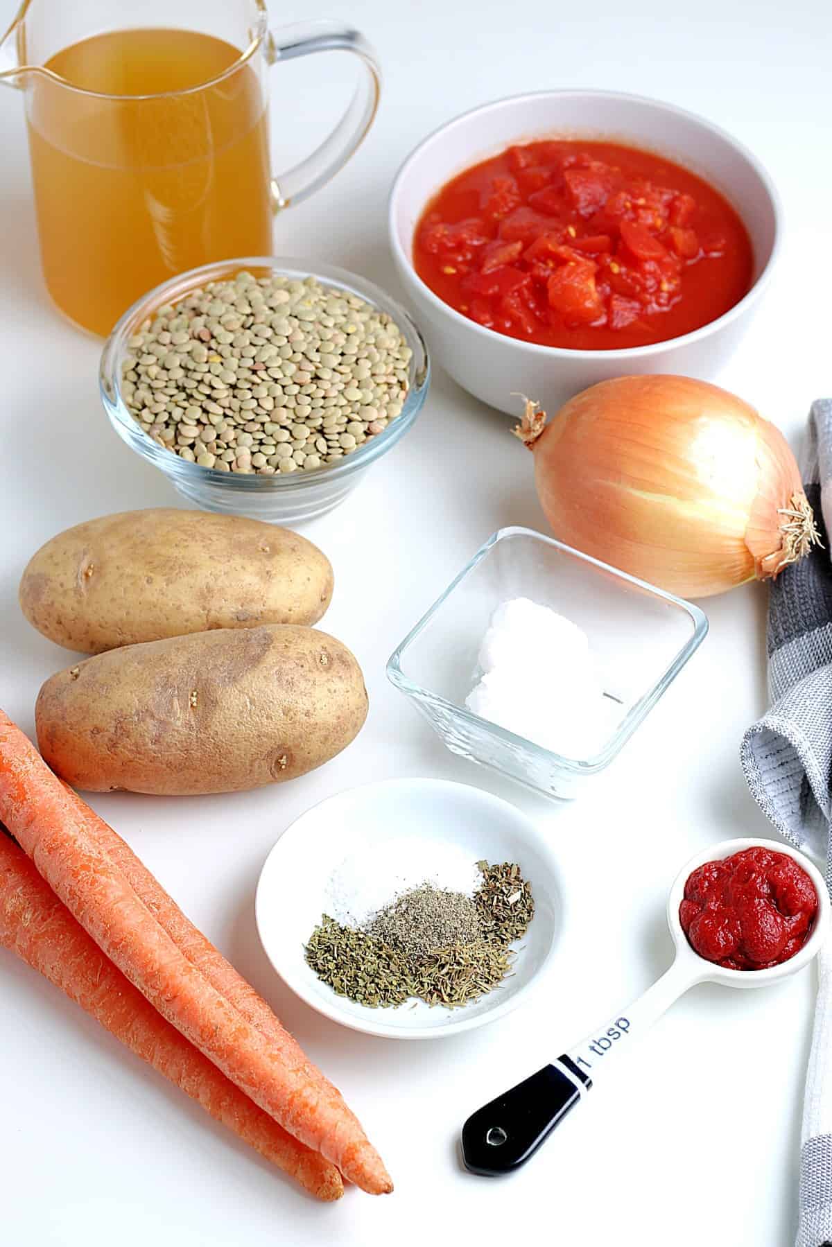 Al of the ingredients used in this skillet potato recipe.