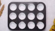 Lightly oil 12 cups of a muffin tin or use paper cups
