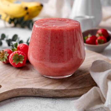 Vegan strawberry smoothie ready 1